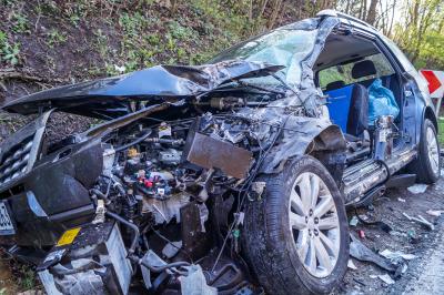 Loewenstein: Heftiger Crash! LKW rast in den Gegenverkehr - PKW-Fahrer muss von der Feuerwehr herausgeschnitten werden